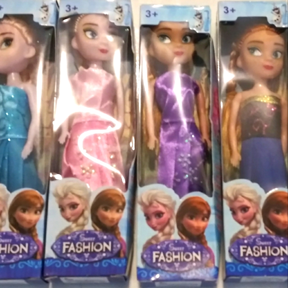 6 Barbie dolls